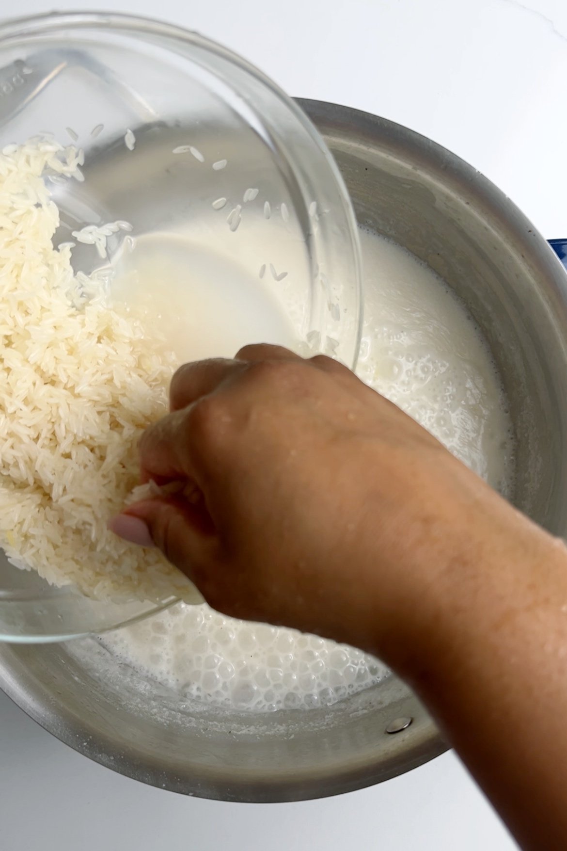 adding rice to the pot for shine rice