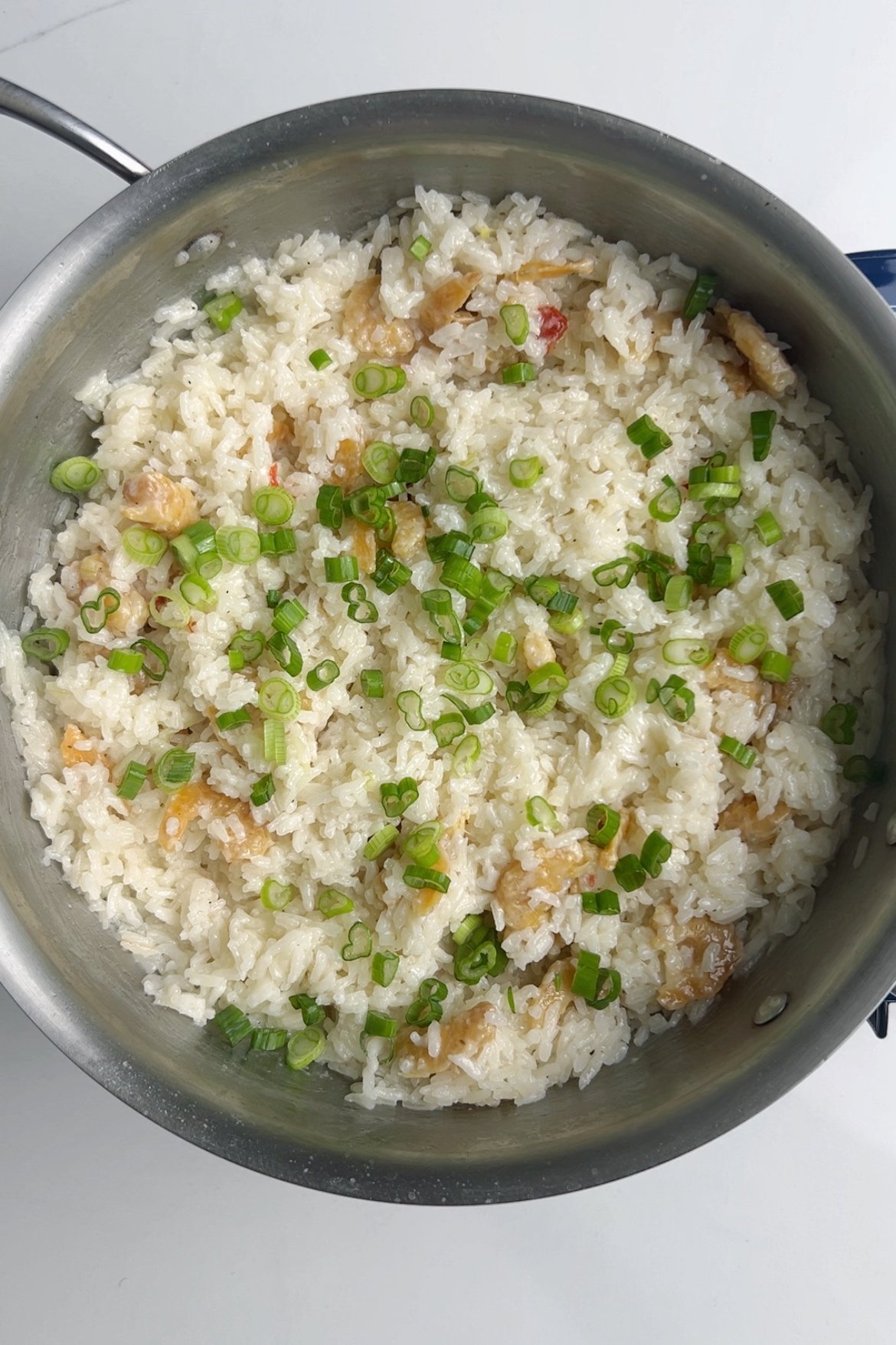 Adding scallion to the shine rice